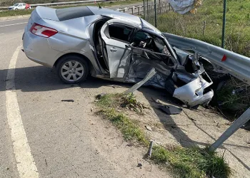 Otomobilin çarpıştığı kazada 3 kişi yaralandı