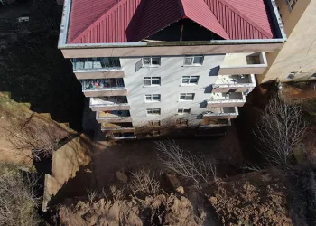 Artvin’de yamaçtan kopan topraklar evlerin içerisine doldu