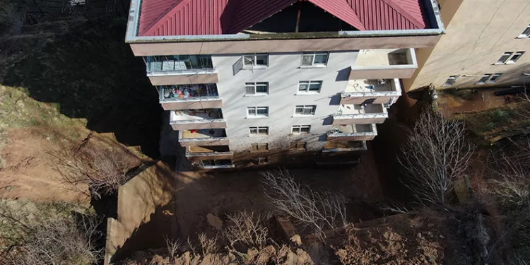 Artvin’de yamaçtan kopan topraklar evlerin içerisine doldu