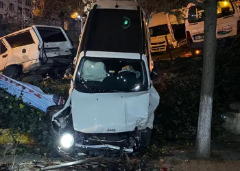 Eyüpsultan’da virajı alamayan araç çay bahçesine uçtu