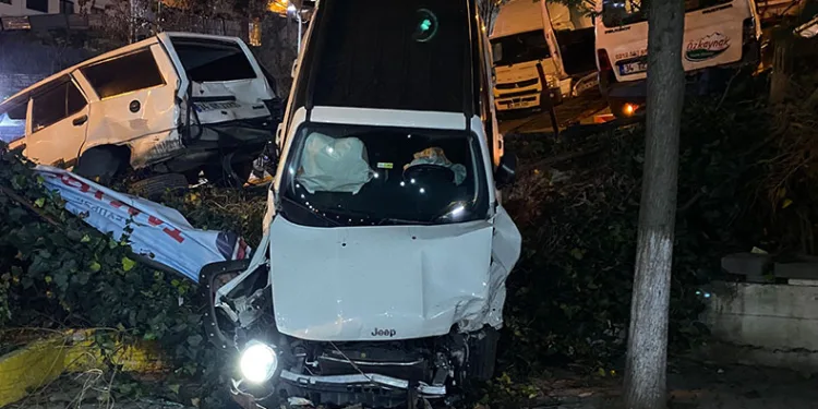 Eyüpsultan’da virajı alamayan araç çay bahçesine uçtu
