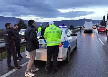 Bursa’da 5 araç birbirine girdi: 2 polis ölümden döndü