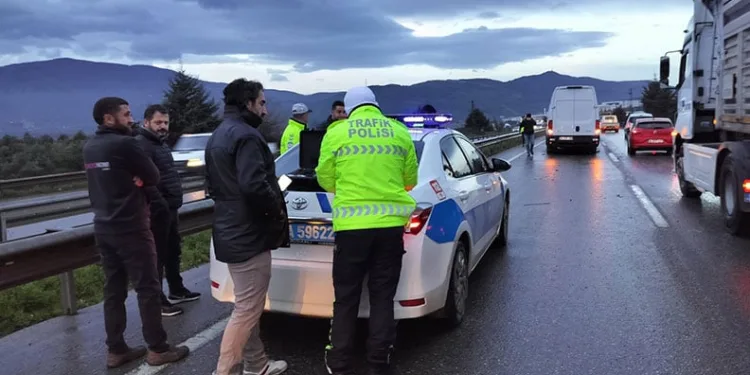 Bursa’da 5 araç birbirine girdi: 2 polis ölümden döndü