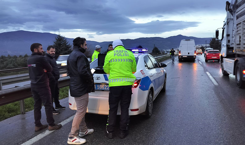 Bursa'da 5 araç birbirine girdi: 2 polis ölümden döndü