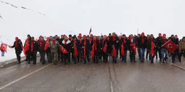 Binlerce Bayburtlu vatandaş Kop Şehitleri için yürüdü