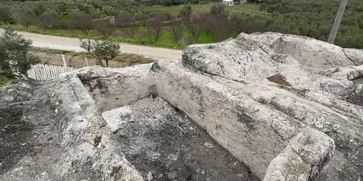Roma dönemine ait mezarı asitle eritmeye çalıştılar