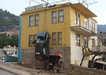 Sürekli kazaya karışan otomobilini binaya astı