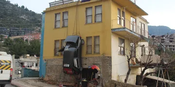 Sürekli kazaya karışan otomobilini binaya astı
