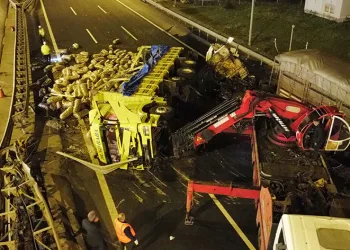 Tır ile kamyon çarpıştı, otoyol trafiğe kapandı