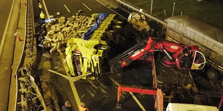 Tır ile kamyon çarpıştı, otoyol trafiğe kapandı