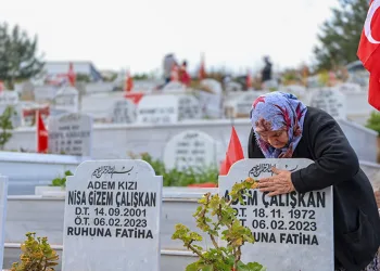 Mezar taşlarını öperek teselli arıyor