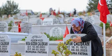 Mezar taşlarını öperek teselli arıyor