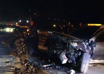 Adana’da otomobiller kafa kafaya çarpıştı