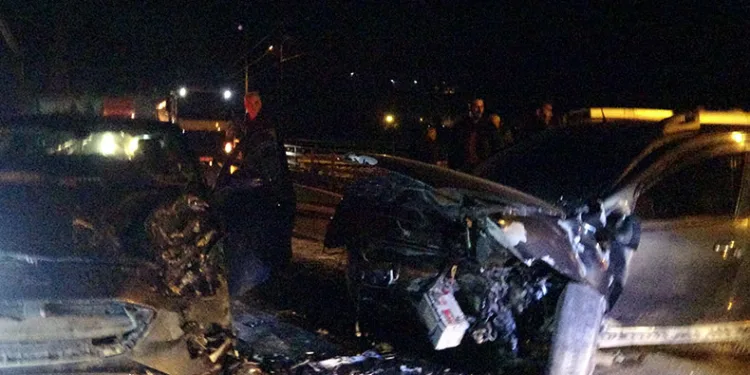 Adana’da otomobiller kafa kafaya çarpıştı