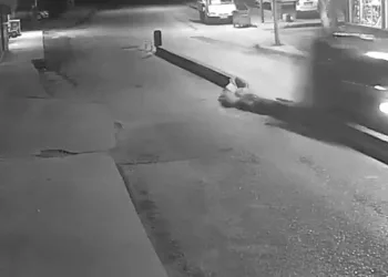 Hafif ticari aracın refüje çarptığı anlar kamerada
