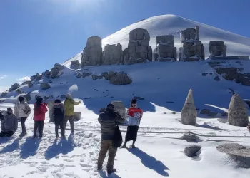 Taylandlı turistler Nemrut’un zirvesinde