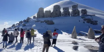 Taylandlı turistler Nemrut’un zirvesinde