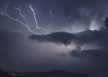 Hatay’da şimşekler geceyi aydınlattı