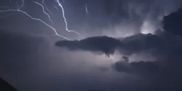 Hatay’da şimşekler geceyi aydınlattı