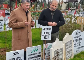 Depremin ilk gününden ailesini arıyor
