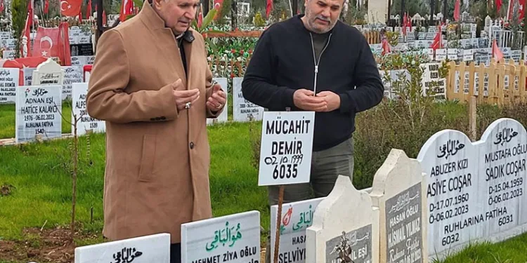Depremin ilk gününden ailesini arıyor