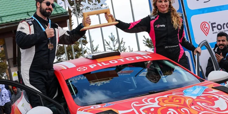 Kar rallisinde kadın pilot ilk 10’a girdi