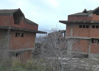 Terk edilmiş villalar merak konusu oldu