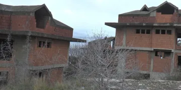Terk edilmiş villalar merak konusu oldu