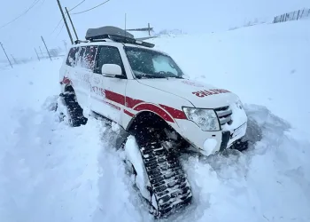 Paletli ambulans mahsur kaldı traktörle çektiler