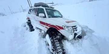 Paletli ambulans mahsur kaldı traktörle çektiler