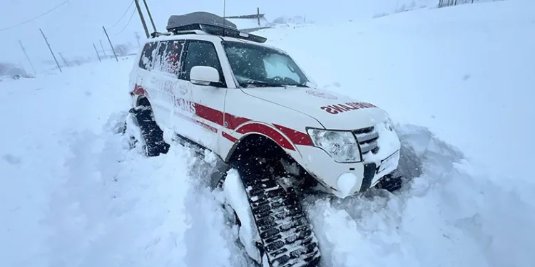 Paletli ambulans mahsur kaldı traktörle çektiler