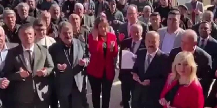 MHP’li vekil kazanmaları için hocadan dua istedi