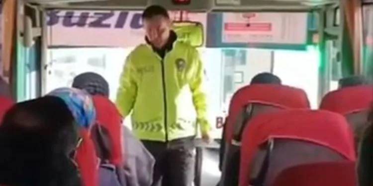 Trafik polislerinden bilgilendirme çalışması