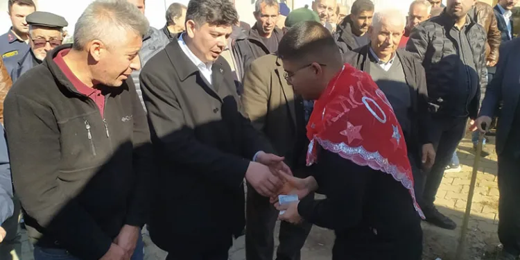 Geleneksel asker uğurlama törenlerine devam ediyorlar