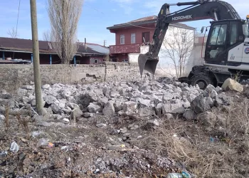 Kars’ta metruk binaların yıkımı sürüyor