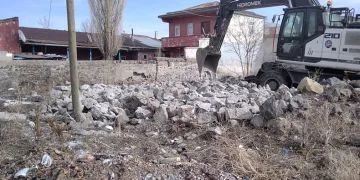 Kars’ta metruk binaların yıkımı sürüyor