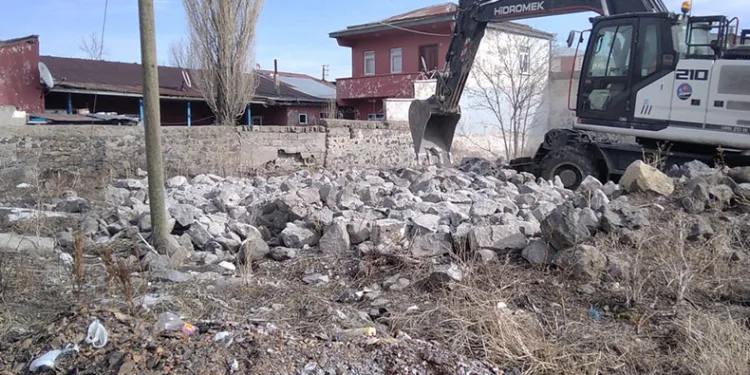Kars’ta metruk binaların yıkımı sürüyor