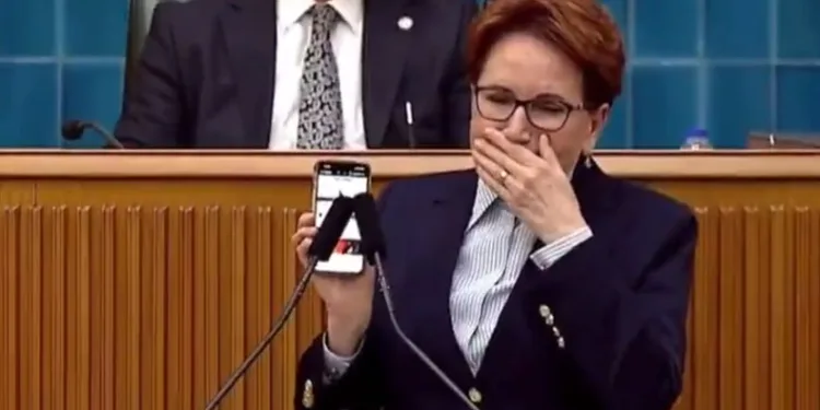 Kürsüde hüngür hüngür ağladı