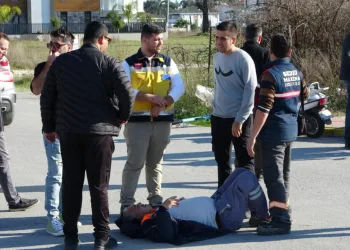 Otomobil ile motosikletin çarpıştığı kaza kamerada