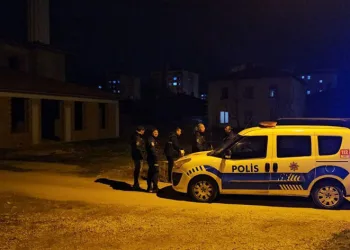 Kimliği belirsiz kişilerce silahla vuruldu