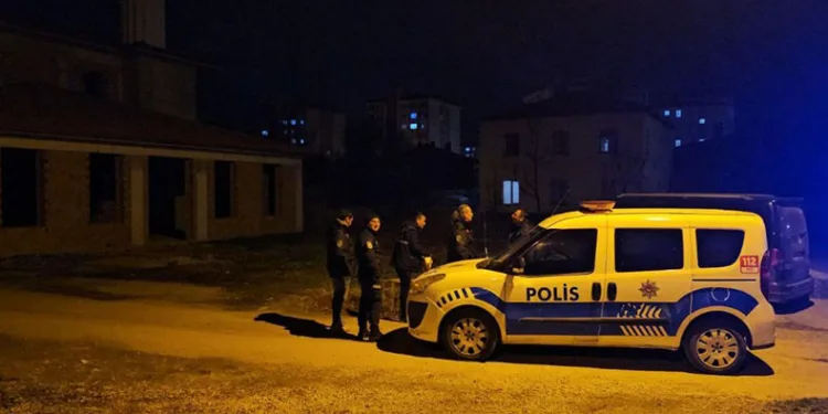 Kimliği belirsiz kişilerce silahla vuruldu