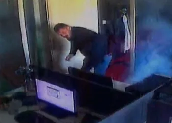 Cep telefonu bataryası bomba gibi patladı