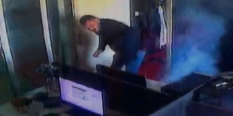 Cep telefonu bataryası bomba gibi patladı