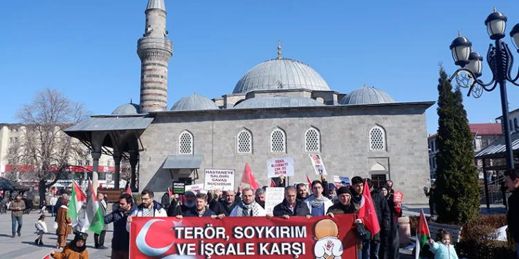 Sağlıkçılar Erzurum’da Gazze için yürüdü