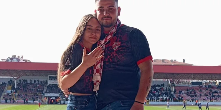 Futbol maçında evlilik teklifi