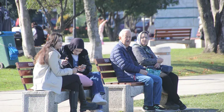 Kış mevsiminde yaz havası sahilleri doldurdu