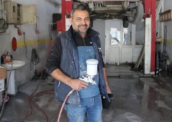 Otomobil tutkunları esnafın yüzünü güldürüyor