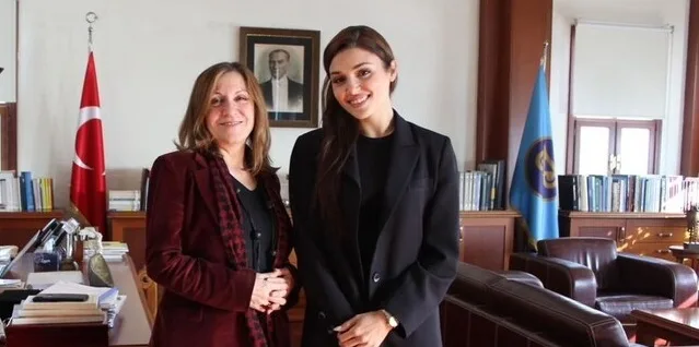 Okula geri dönen Hande Erçel, rektör ile buluştu