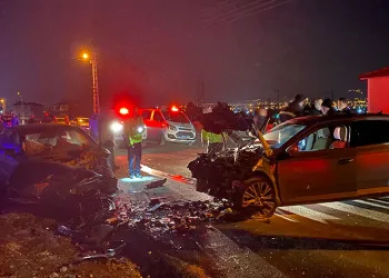 Erzincan’da iki otomobil çarpıştı