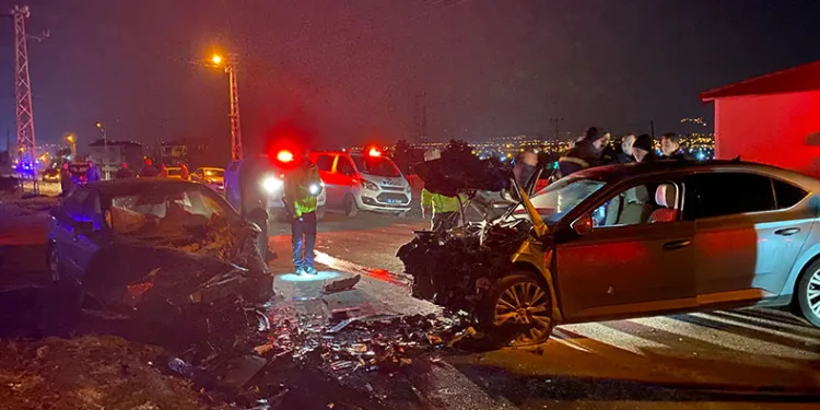 Erzincan’da iki otomobil çarpıştı